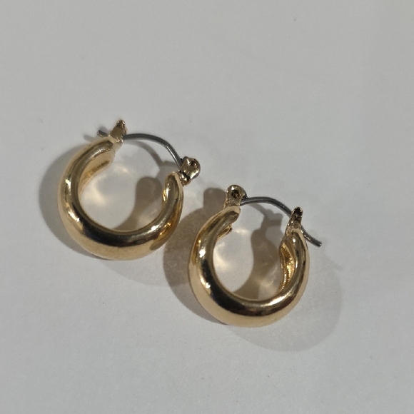 Elegant Polished Gold Minimalist Hoop Earrings – Classic Chic Women’s Jewelry - Picture 3 of 9
